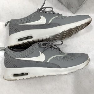 Woman’s 7.5- Nike Air Max Thea